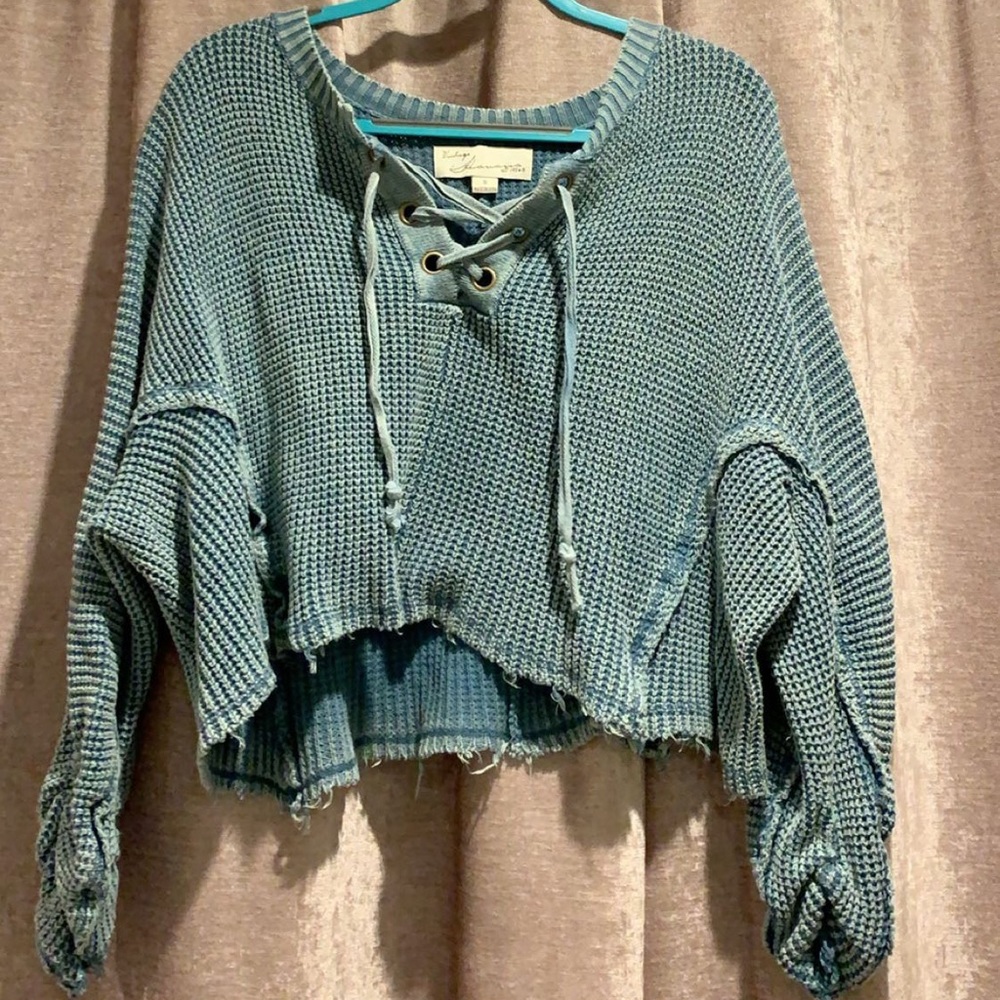 blue boho criss-cross cropped sweater💙